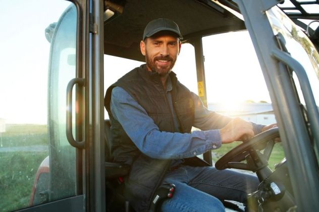 agriculteur dans un tracteur